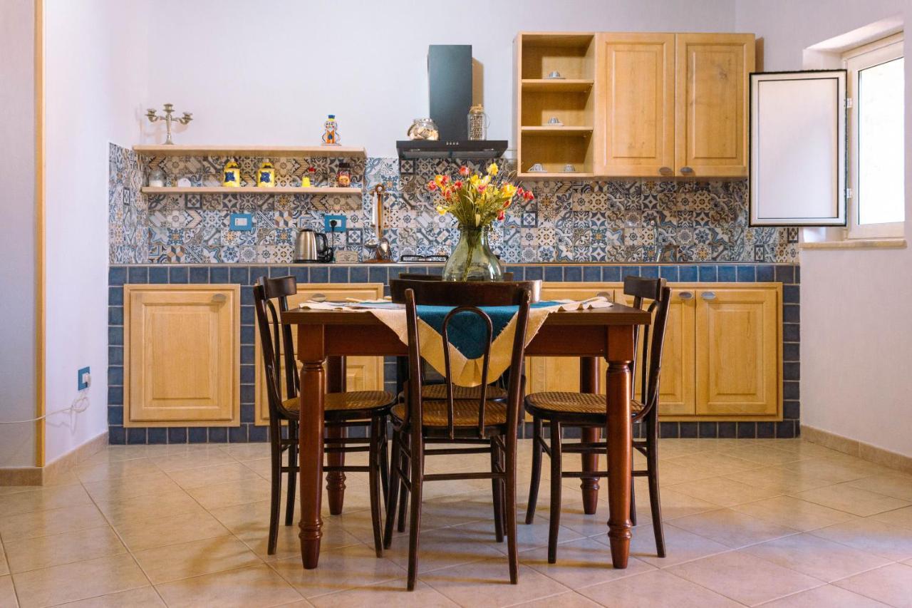 Le Terrazze Di Pirandello Bed & Breakfast อากริเจนโต ภายนอก รูปภาพ