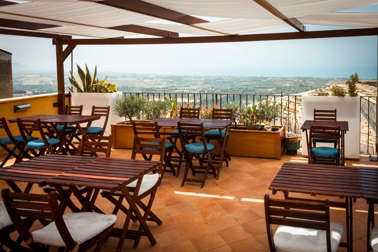 Le Terrazze Di Pirandello Bed & Breakfast อากริเจนโต ภายนอก รูปภาพ