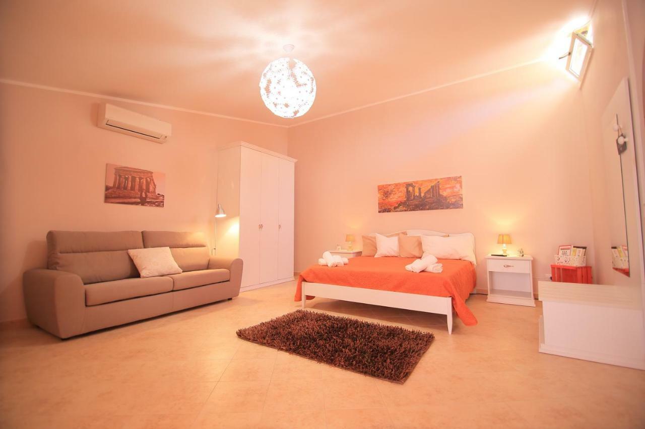 Le Terrazze Di Pirandello Bed & Breakfast อากริเจนโต ภายนอก รูปภาพ